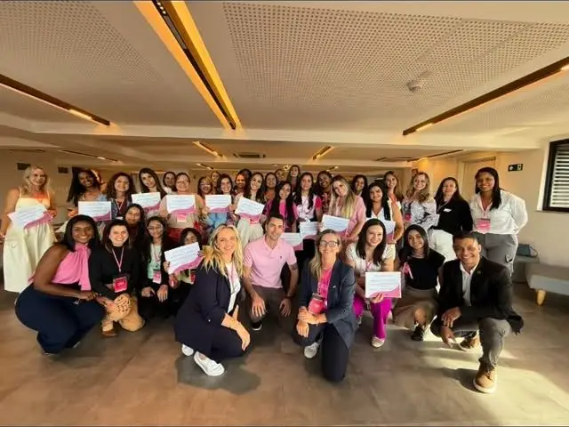 Turma do terceiro módulo de 2025 posando com os certificados