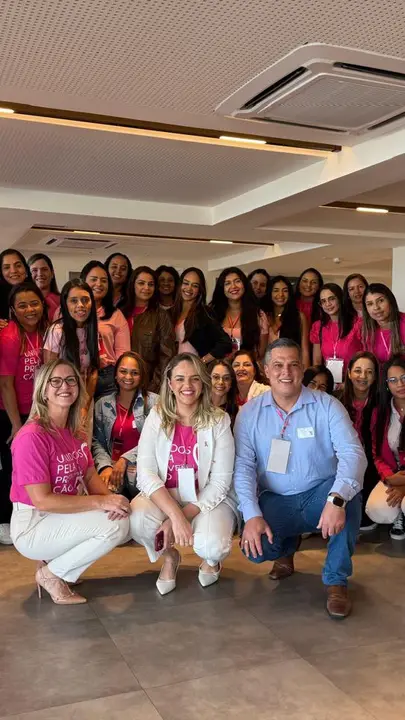 Turma do curso Mamografia em Foco reunida no Hospital Orizonti, quase todas de rosa