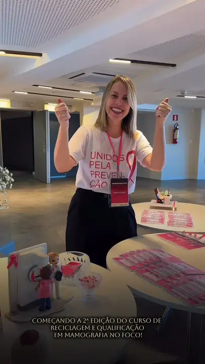 Participante com a camiseta Unidos pela Prevenção fazendo sinal de positivo